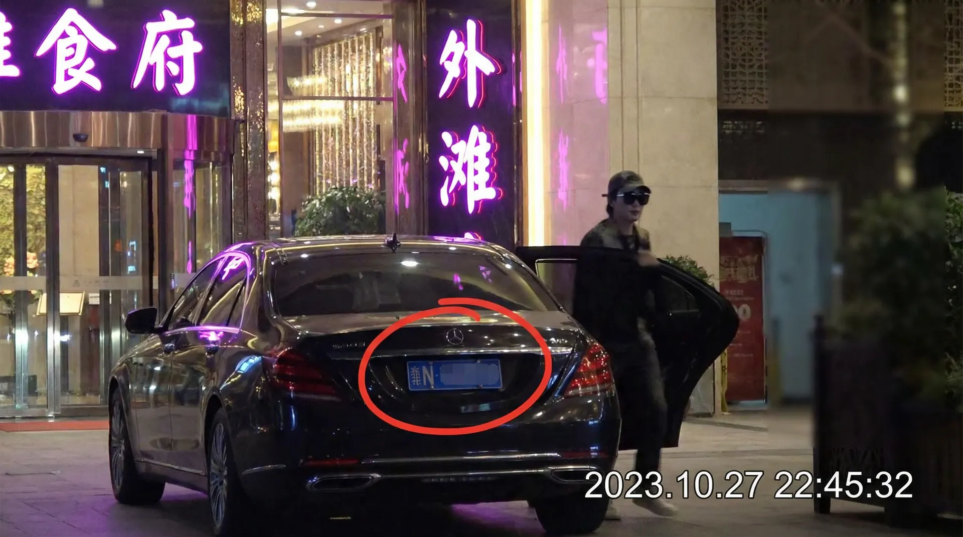 飞亚体育网址 - 豪车餐厅外偷拍